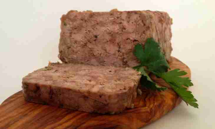 Meat terrine with prunMeat terrine very nourishing, walnuts and prunes act as a highlight here. The smack of a liver is perfectly shaded by crunchy nuts, to sweet dried fruits here. The balanced taste turns out.es and walnut